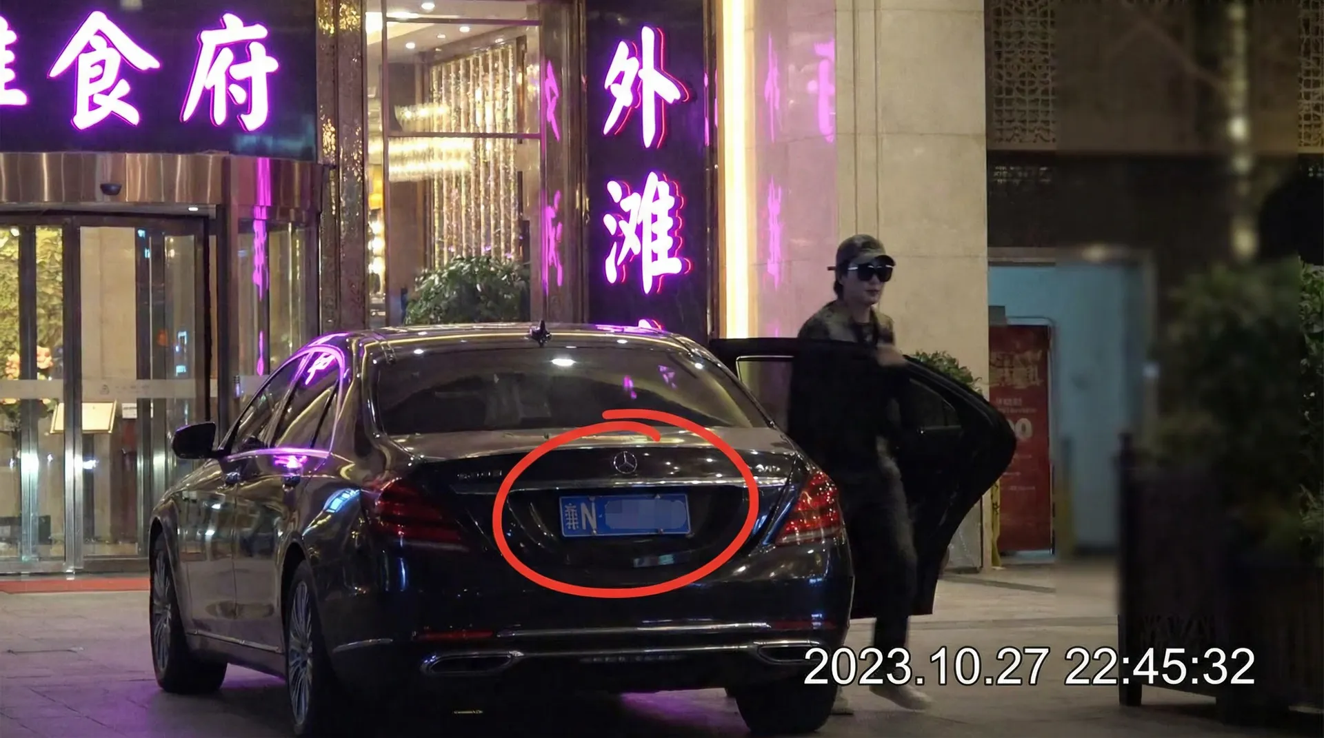 情侣开房 - 豪车餐厅外偷拍